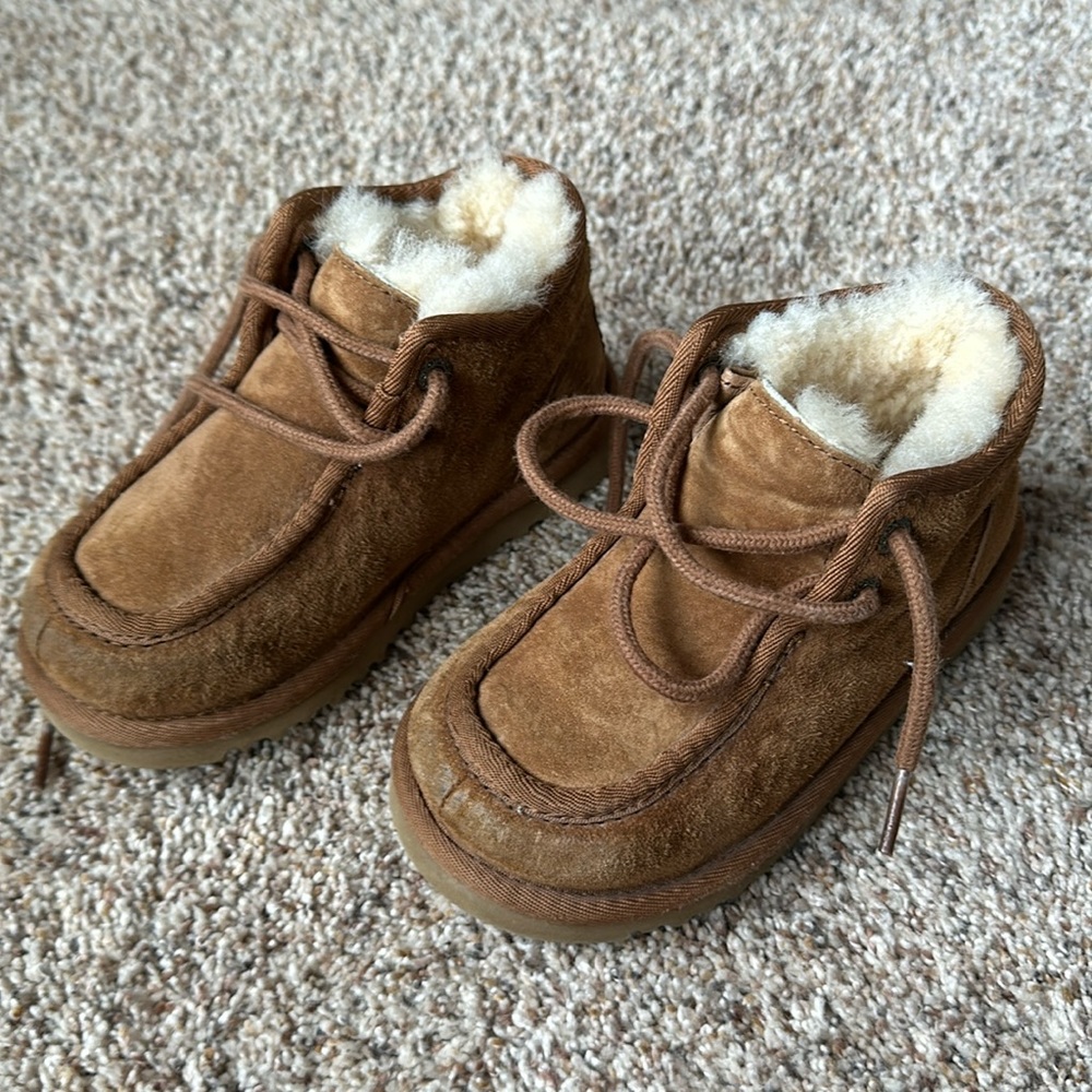 Kids (toddlers)Ugg boots size 10. Excellent condition, barely worn!